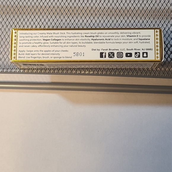 Farah Creamy Malai Blush Stick She Money -Ruby Red NIB 7 G/.25 Oz - Picture 4 of 8